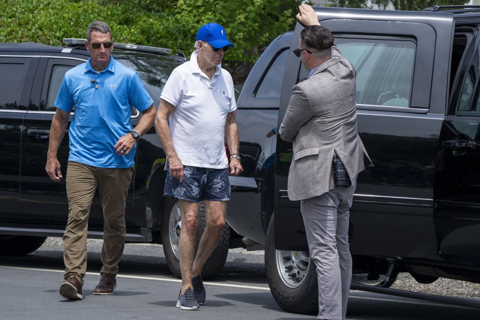 Ο Τζο Μπάιντεν μετά την επίσκεψη στην παραλία / Φωτογραφία: AP