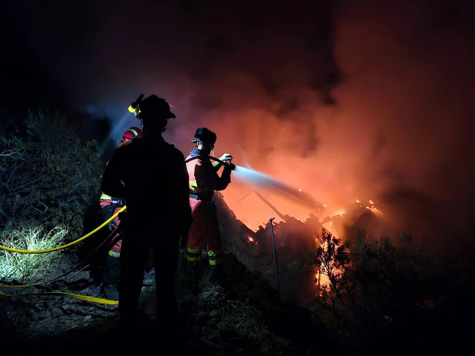 Πυροσβέστες δίνουν μάχη με τις φλόγες στη Λα Πάλμα / UME vía AP