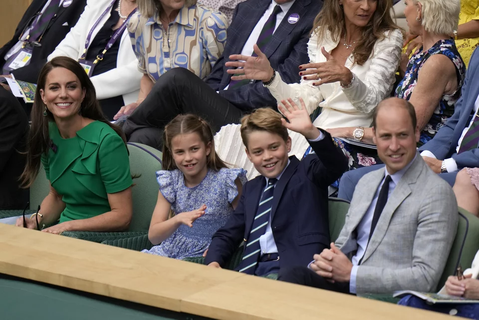 O πρίγκιπας Γουίλιαμ μαζί με την πριγκίπισσα Κέιτ και τα παιδιά τους Τζορτζ και Σάρλοτ-Φωτογραφία AP Images 