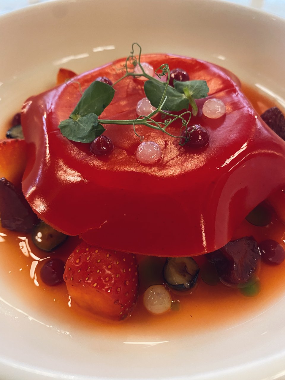 Ένα πέπλο από τζελ φράουλας καλύπτει το εντυπωσιακό γλυκό Semifreddo Al Limone  / Φωτογραφία: Μάνος Λειβαδάρος/iefimerida