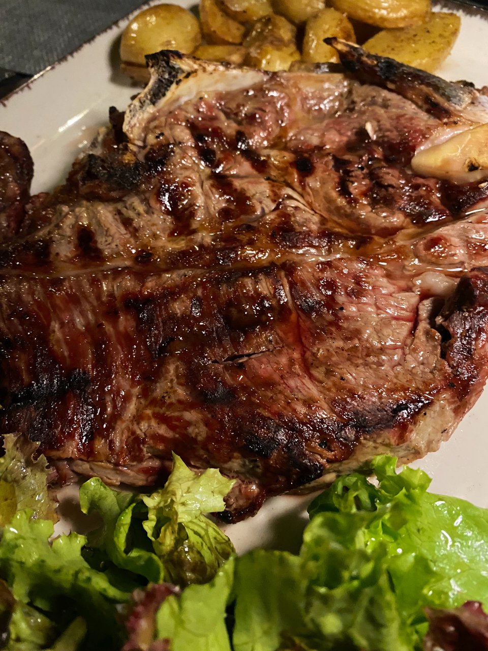 Η μοσχαρίσια σπαλομπριζόλα είναι τεράστια και απολαυστική.  