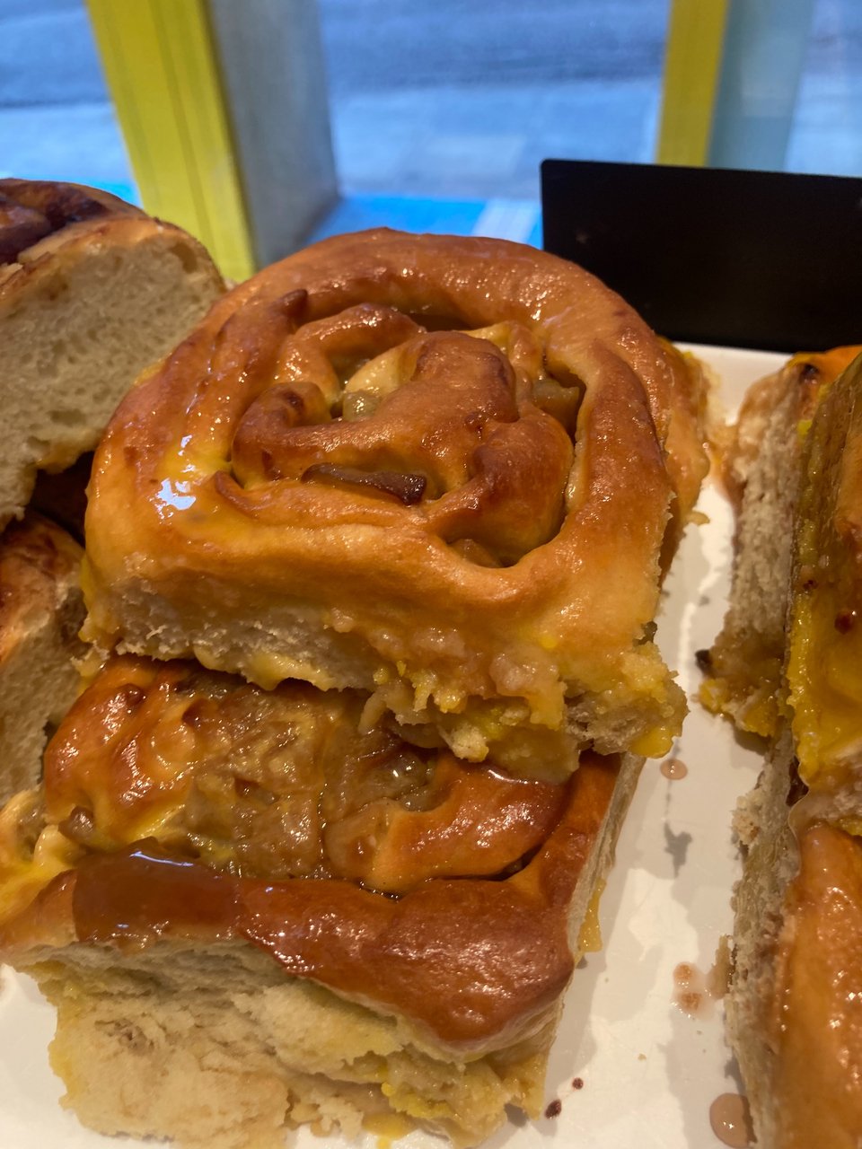 Εντυπωσιακά και αφράτα plant based cinnamon rolls χωρίς ζάχαρη.