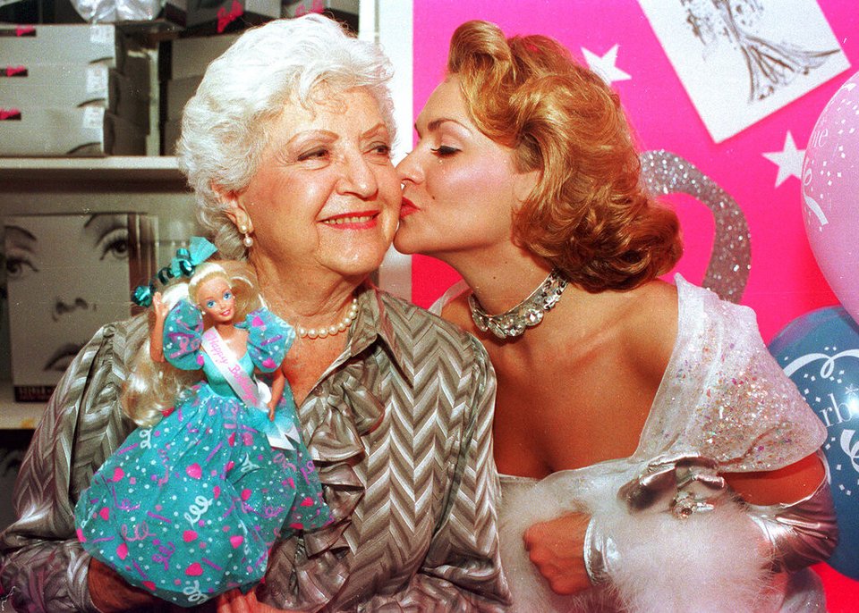Η δημιουργός της κούκλας Barbie Ruth Handler, αριστερά, δέχεται ένα φιλί από την Kristi Cooke, μια ηθοποιό ντυμένη κούκλα Barbie, κατά τη διάρκεια του εορτασμού των 35ων γενεθλίων για την κούκλα στο FAO Schwarz στη Νέα Υόρκη στις 9 Μαρτίου 1994