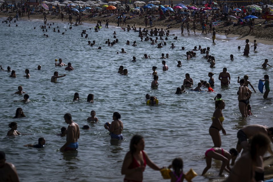 Κατάμεστη παραλία στη Βαρκελώνη