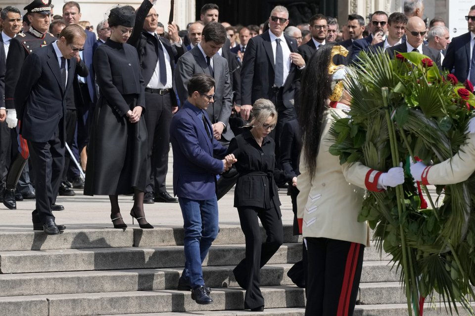 Μέλη της οικογένειας του Σίλβιο Μπερλουσκόνι στην κηδεία του στον καθεδρικό του Μιλάνου – Από αριστερά ο αδελφός του Πάολο, η κόρη του Ελεονώρα, οι γιοι του Λουίτζι και Πιερ Σίλβιο και η κόρη του Μαρίνα