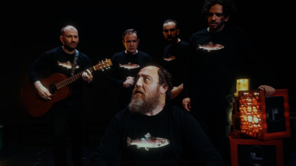 Παίζουν: Άρης Τσαμπαλίκας, Γιάννης Κοτσαρίνης, Στάθης Κόκκορης, Γιάννης Κοντός, Αντώνης Χρήστου, Βασίλης Λαγδάς