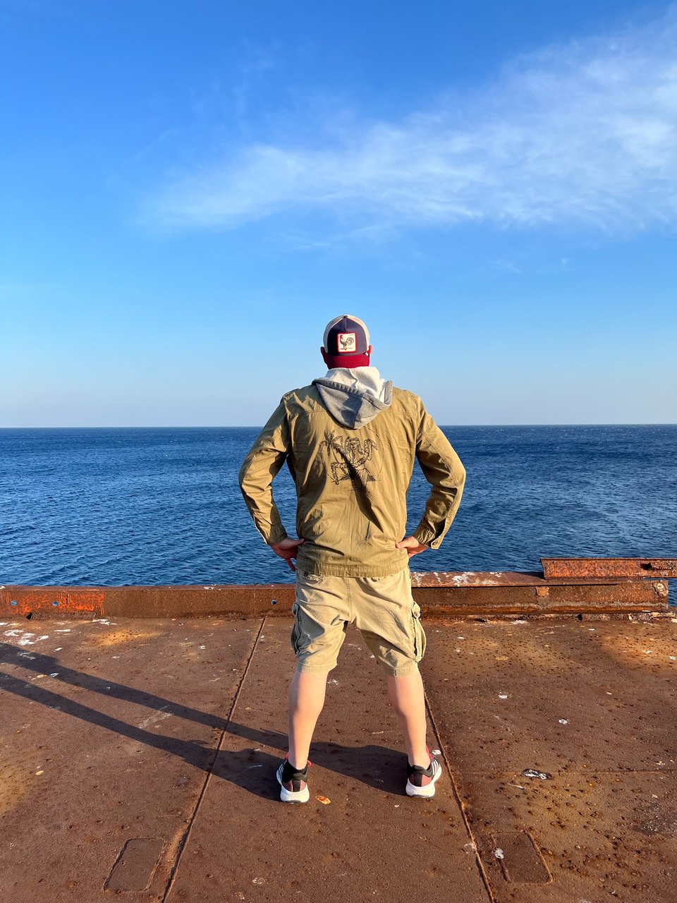 Ο Κωνσταντίνος Αντωνιάδης, ατενίζοντας το Αιγαίο 