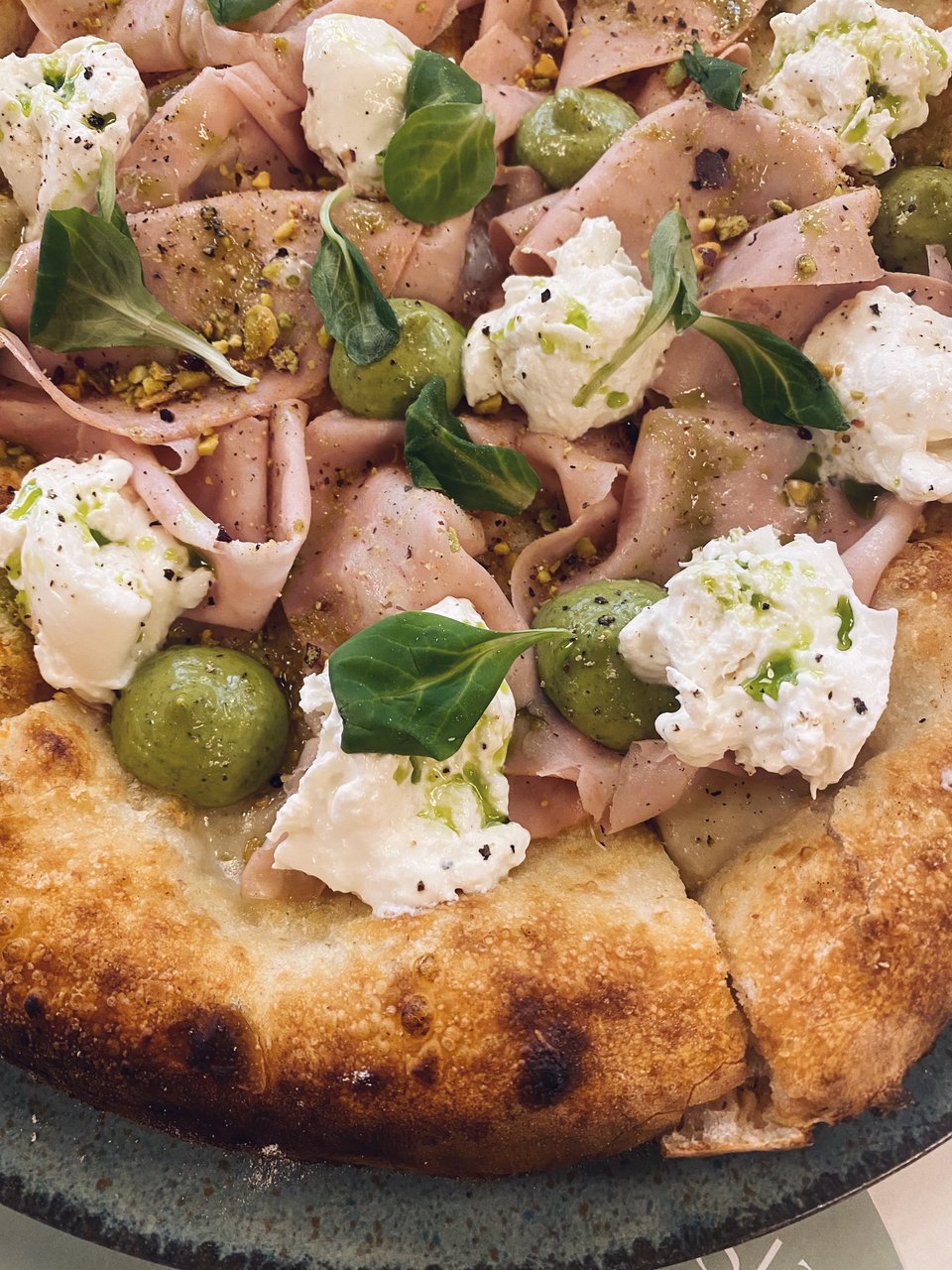 Η νόστιμη πίτσα Burratina / Φωτογραφία: Μάνος Λειβαδάρος/iefimerida