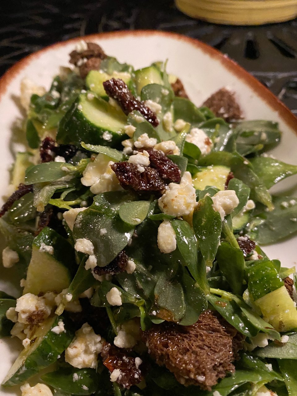 Η σαλάτα με το αγγούρι και τη γλιστρίδα.