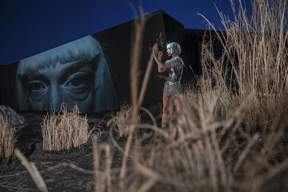 Το σκηνικό της παράστασης, ένα βαλτώδες δυστοπικό τοπίο με αγρωστώδη φυτά και νερό