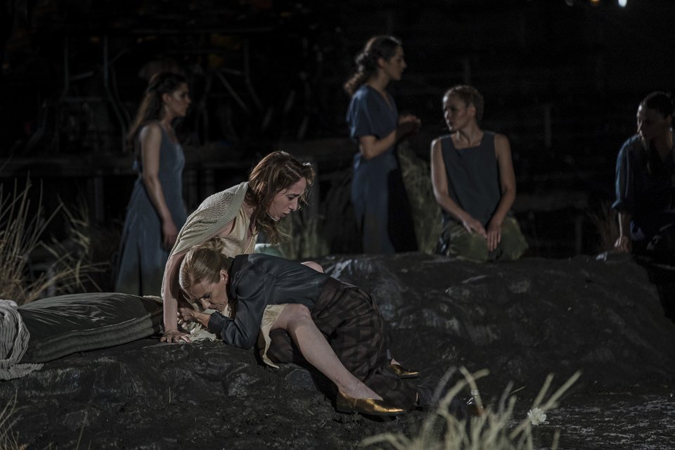 Ο Ιππόλυτος παρουσιάζεται με μια σπουδαία ομάδα συνεργατών και με έναν δυναμικό 24μελή θίασο ηθοποιών και μουσικών