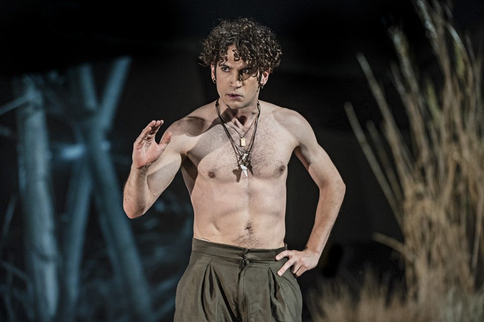 Ορέστης Χαλκιάς / Ο Ιππόλυτος, νόθος γιος του Θησέα και πιστός οπαδός της Άρτεμης, έχει εμμονή με την αγνότητα, απαξιώνει τον έρωτα, υβρίζει το γυναικείο φύλο