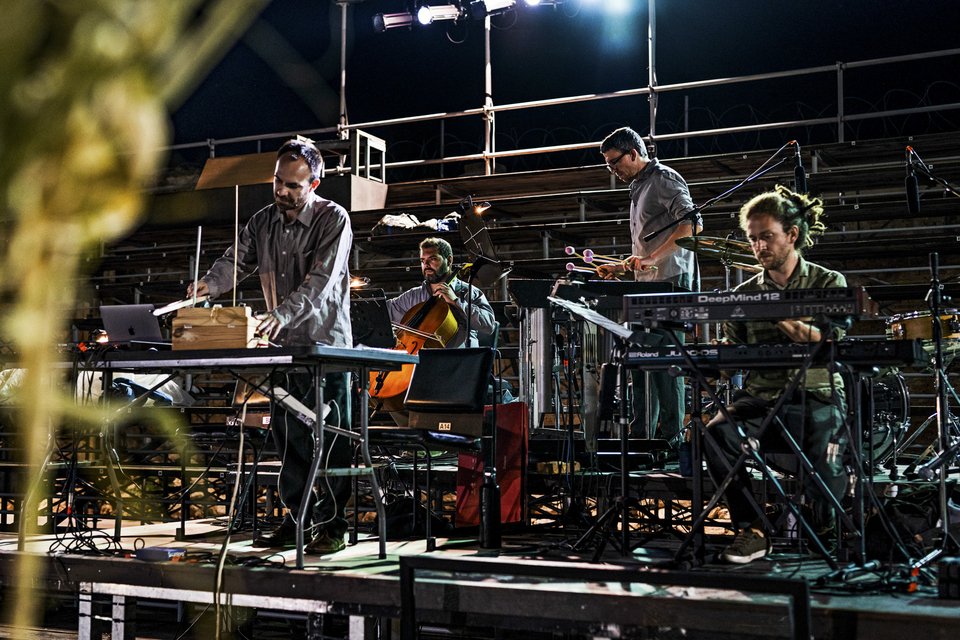 Μουσικοί επί σκηνής:  Γιάννος Γιοβάνος (τσέλο), Γιάννης Παπαδόπουλος (keyboards), Βαγγέλης Παρασκευαΐδης (βιμπράφωνο- κρουστά), Σπύρος Πολυχρονόπουλος (electronics)