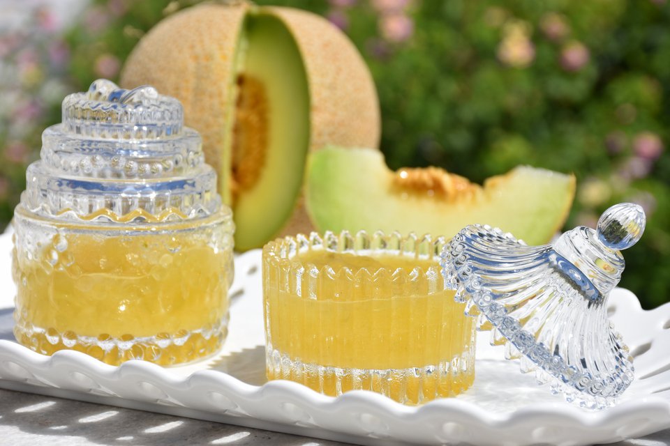 Η μαρμελάδα πεπόνι της Νίκης Μηταρέα έχει μέσα και παριανό αχλάδι. 