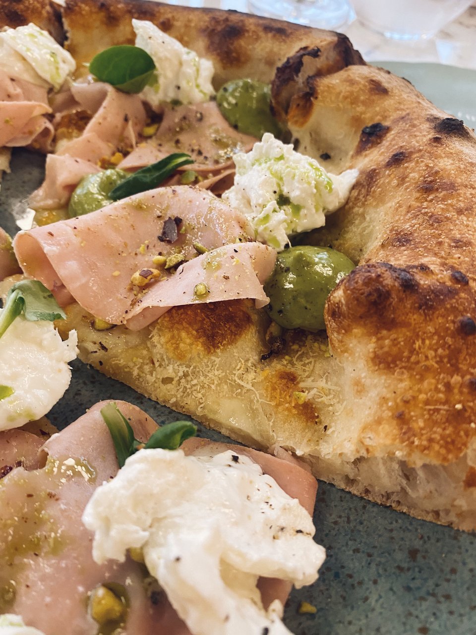 Η τραγανή ζύμη της πίτσας γεμίζεται με ελληνικά και ιταλικά τυριά/αλλαντικά  / Φωτογραφία: Μάνος Λειβαδάρος/iefimerida