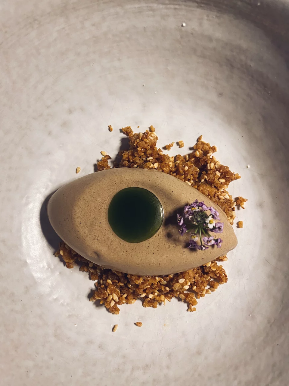 Το παγωτό με μαύρο σκόρδο και παστέλι.