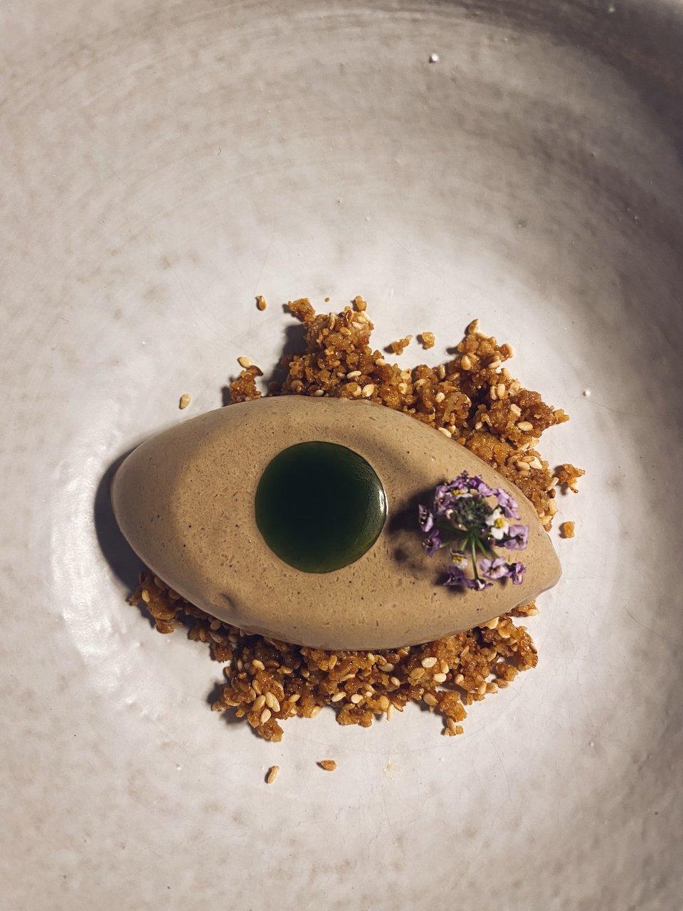 Το παγωτό με μαύρο σκόρδο και παστέλι. 