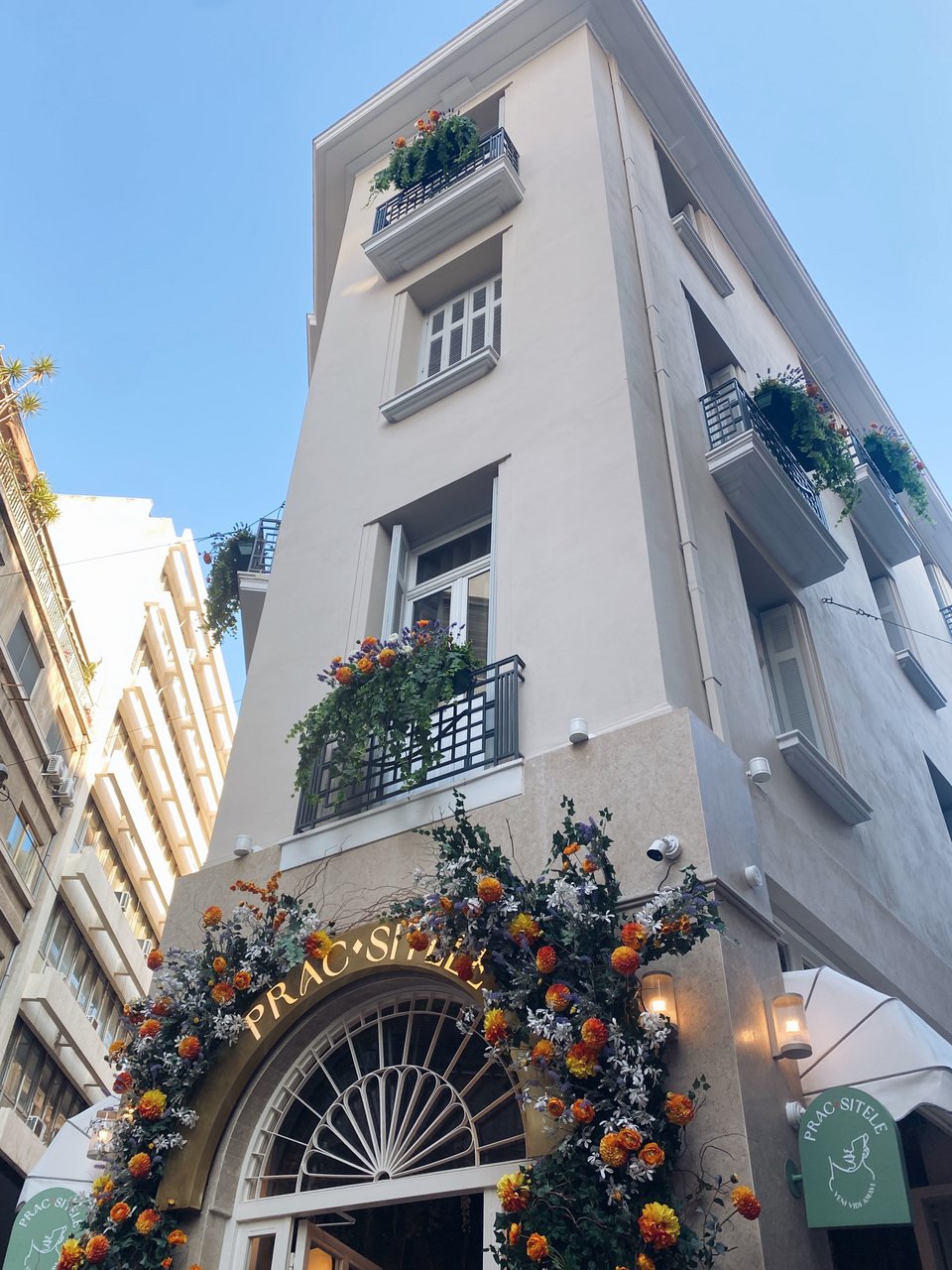 To τριγωνικό κτίριο της Πραξιτέλους χτίστηκε το 1920 και ανακαινίστηκε το 2020, για να φιλοξενήσει το ξενοδοχείο Belle Epoque και το εστιατόριο Prac.Sitele / Φωτογραφία: Μάνος Λειβαδάρος/iefimerida