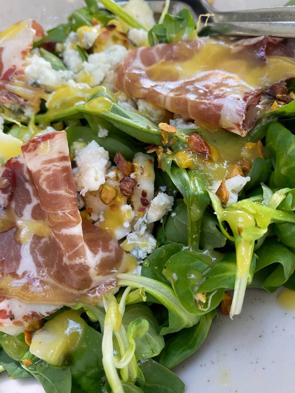 Καλοκαιρινή δροσερή σαλάτα με λαχανικά που μόλις έχουν κοπεί από το περιβόλι. 