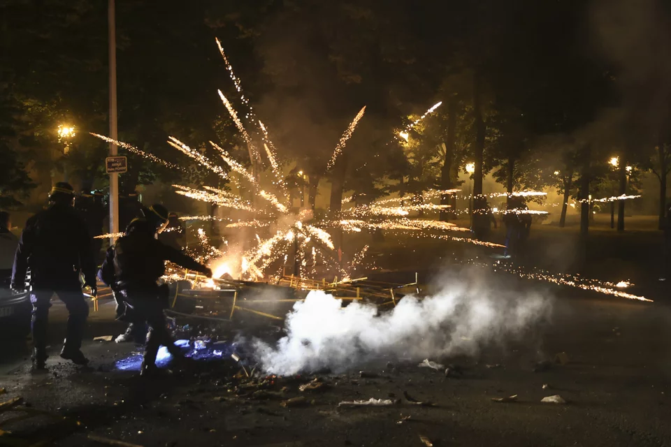 Αστυνομικοί δέχονται επίθεση με φωτοβολίδες από νεαρούς στο προάστιο Ναντέρ του Παρισιού