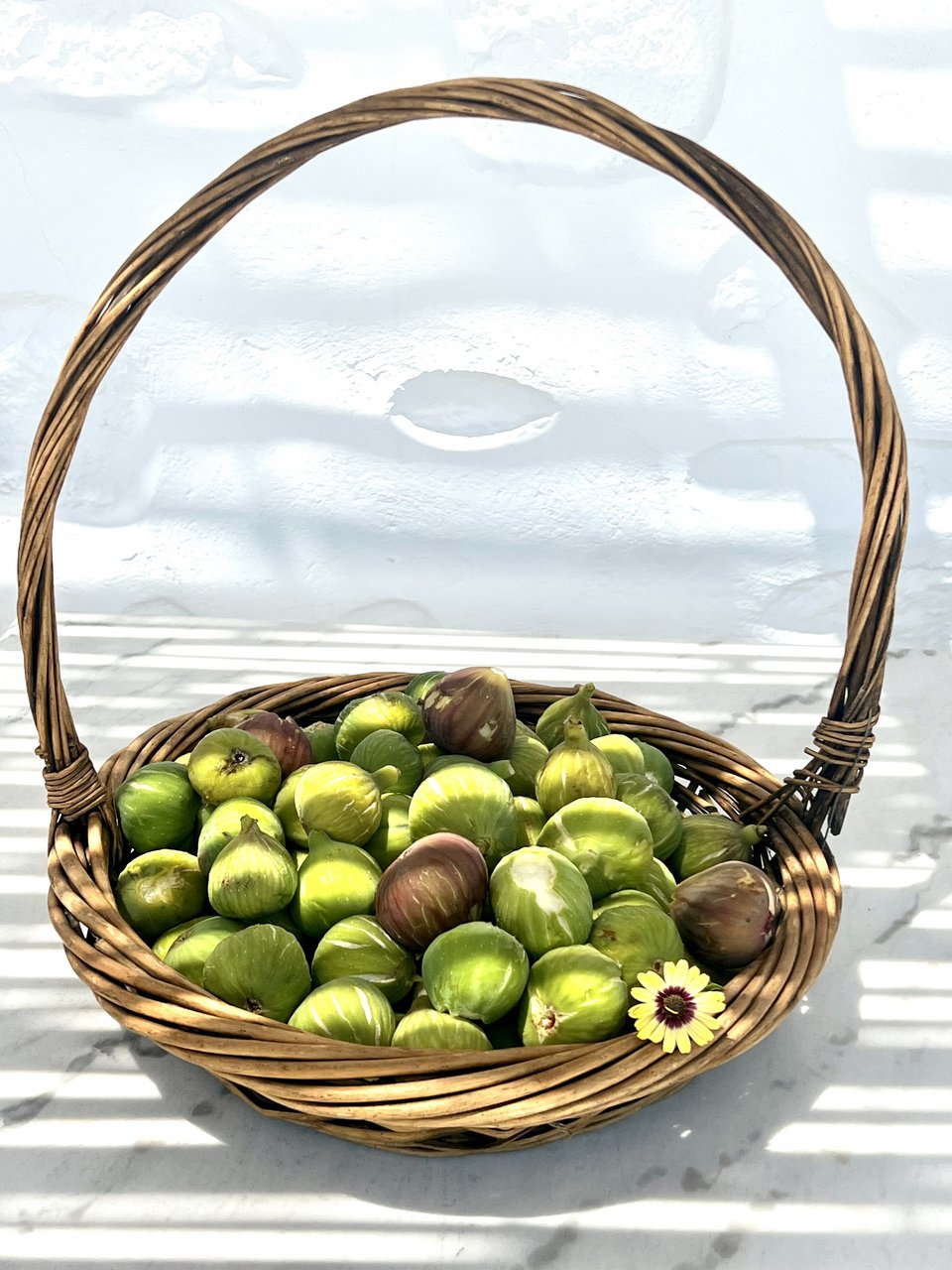 Τα παριανα σύκα, φτιάχνονται είτε μαρμελάδα είτε λιαστά με σουσάμι μέσα σε δαφνόφυλλα.