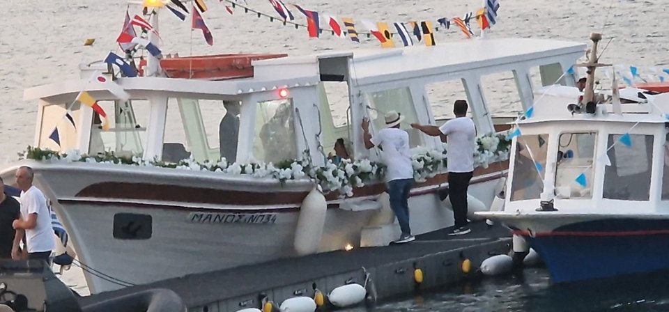 Το ζευγάρι έφθασε με καϊκι από την εκκλησία στη βίλα για τη δεξίωση