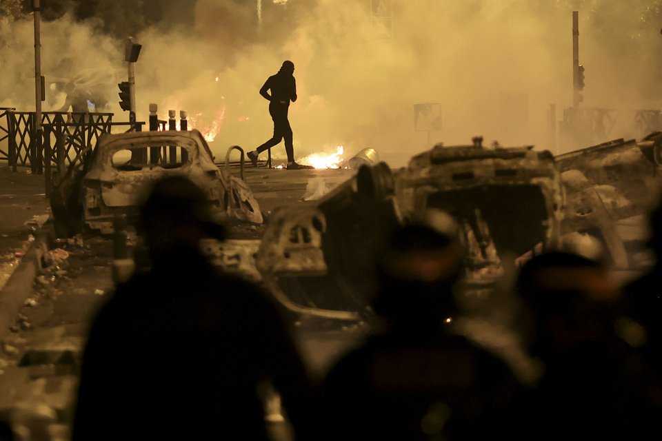 Νεαροί συγκρούονται με αστυνομικούς σε προάστιο της γαλλικής πρωτεύουσας