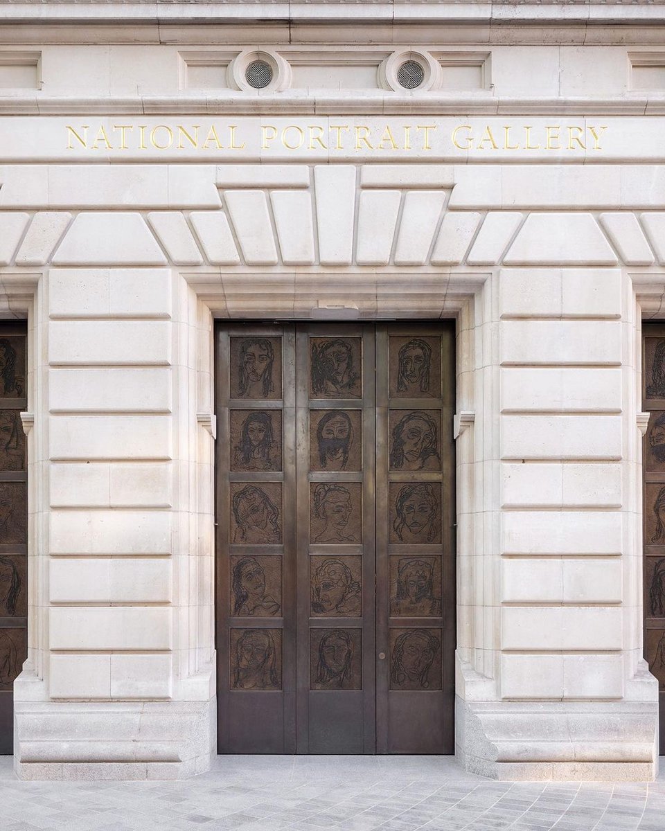 Τα ορειχάλκινα ανάγλυφα στα φύλλα των θυρών είναι ύμνος στις γυναίκες, γνωστές και άγνωστες, από διαφορετικά κοινωνικά στρώματα - μητέρες, κόρες, αδελφές και φίλες