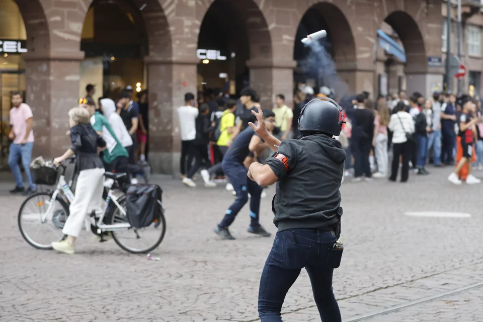 Αστυνομικός πετά δακρυγόνο κατά νεαρών στο Στρασβούργο