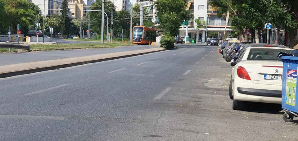 Καύσωνας: Όπου φύγει φύγει για λίγες στιγμές δροσιάς - Το αδιαχώρητο σε δρόμους και λιμάνια - "Βούλιαξαν" οι παραλίες - Άδειασε η Αθήνα (εικόνες) 11 adeia poli kausonas kallirois.jpg