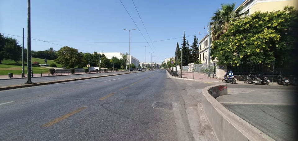 Καύσωνας: Όπου φύγει φύγει για λίγες στιγμές δροσιάς - Το αδιαχώρητο σε δρόμους και λιμάνια - "Βούλιαξαν" οι παραλίες - Άδειασε η Αθήνα (εικόνες) 10 adeia poli kausonas megaro.jpg