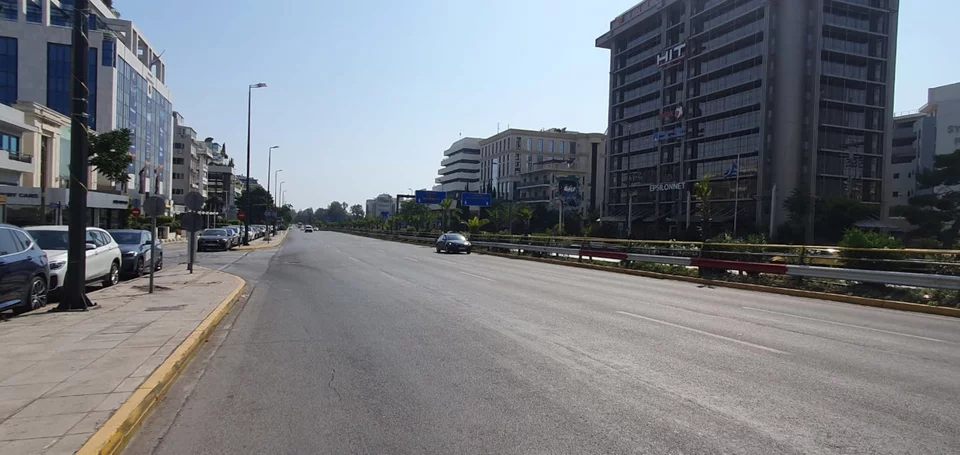 Καύσωνας: Όπου φύγει φύγει για λίγες στιγμές δροσιάς - Το αδιαχώρητο σε δρόμους και λιμάνια - "Βούλιαξαν" οι παραλίες - Άδειασε η Αθήνα (εικόνες) 9 adeia poli kausonas syggrou.jpg