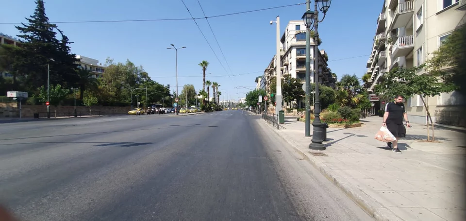 Καύσωνας: Όπου φύγει φύγει για λίγες στιγμές δροσιάς - Το αδιαχώρητο σε δρόμους και λιμάνια - "Βούλιαξαν" οι παραλίες - Άδειασε η Αθήνα (εικόνες) 13 adeia poli.jpg