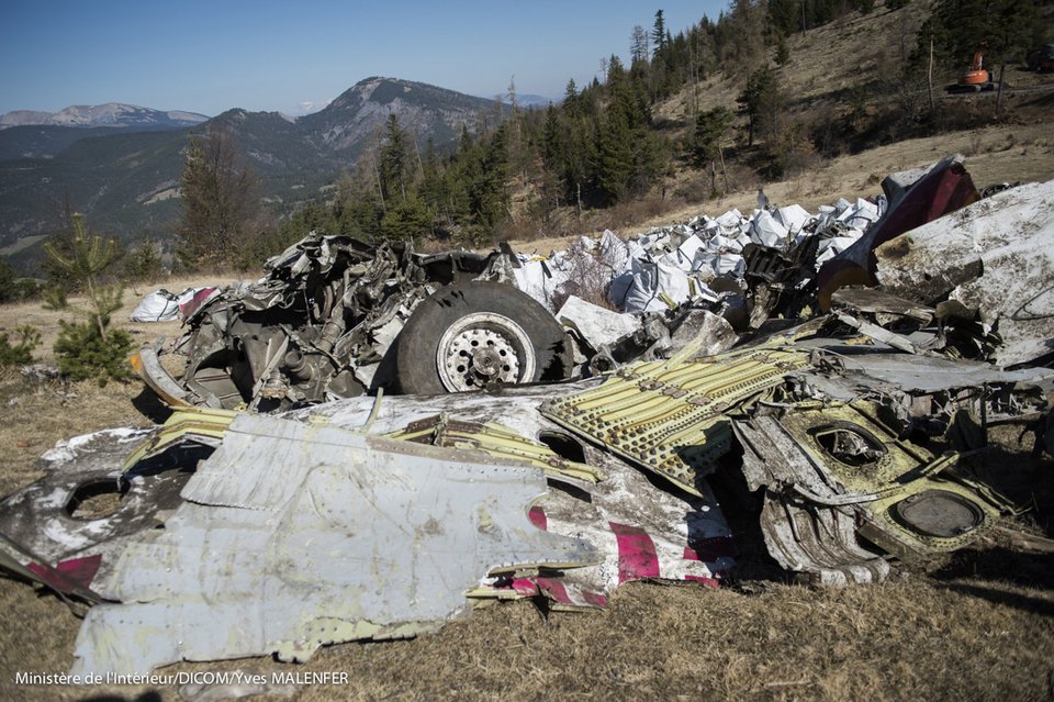 Τα συντρίμμια του αεροπλάνου της Germanwings που συνετρίβη στην περιοχή το 2008