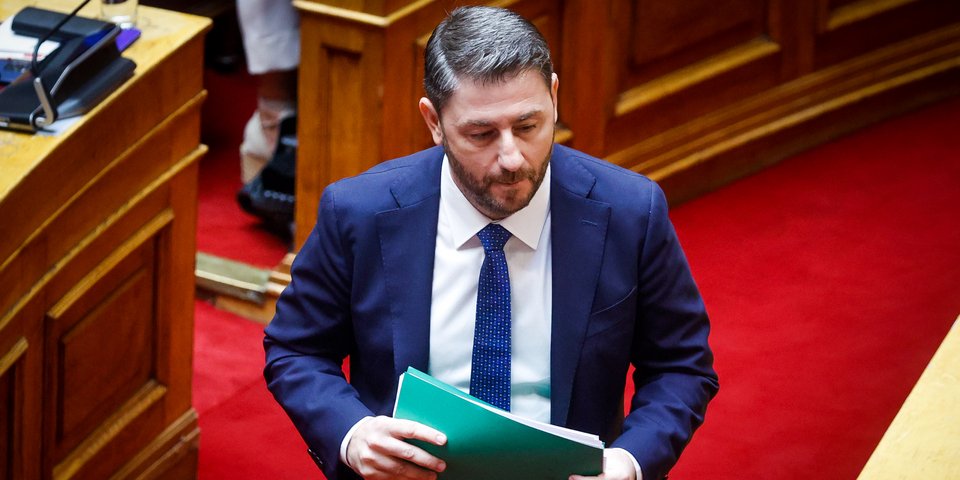 Ο πρόεδρος του ΠΑΣΟΚ Νίκος Ανδρουλάκης ανεβαίνει στο βήμα της Βουλής