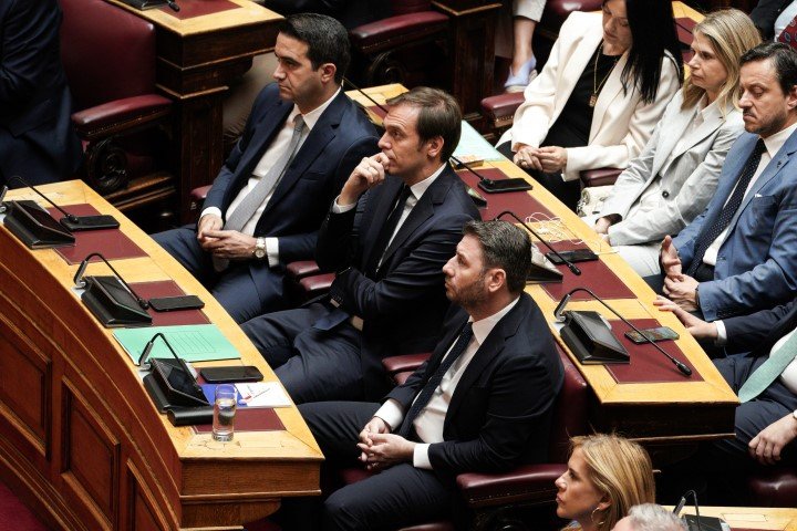 Ο Νίκος Ανδρουλάκης με τους κοινοβουλευτικούς εκπροσώπους του ΠΑΣΟΚ Μιχ. Κατρίνη και Δ. Μάντζο