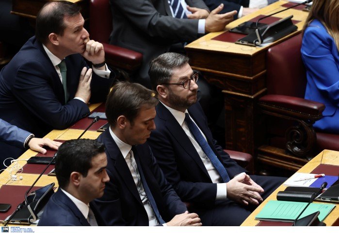 Ο Νίκος Ανδρουλάκης με τους κοινοβουλευτικούς εκπροσώπους του ΠΑΣΟΚ Μιχ. Κατρίνη και Δ. Μάντζο