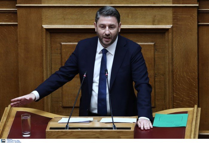 Ο πρόεδρος του ΠΑΣΟΚ Νίκος Ανδρουλάκης στο βήμα της Βουλής