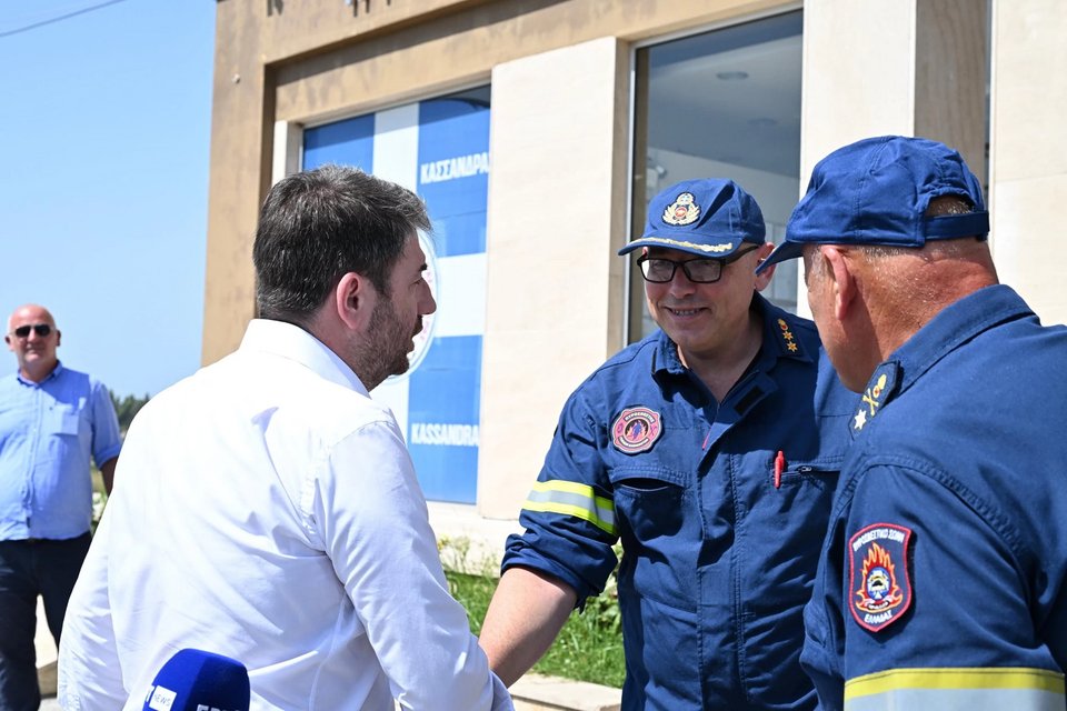 Ο Νίκος Ανδρουλάκης στον πυροσβεστικό σταθμό Κασσάνδρας