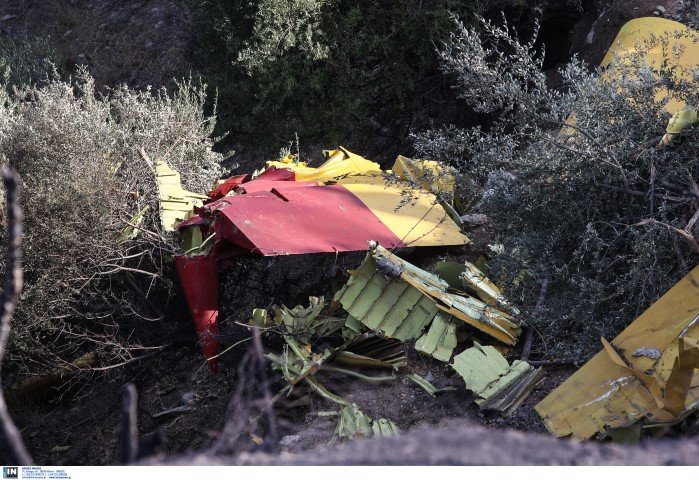 Συντρίμμια του Canadair -Φωτογραφία: Intimenews/ΓΙΑΝΝΗΣ ΛΙΑΚΟΣ