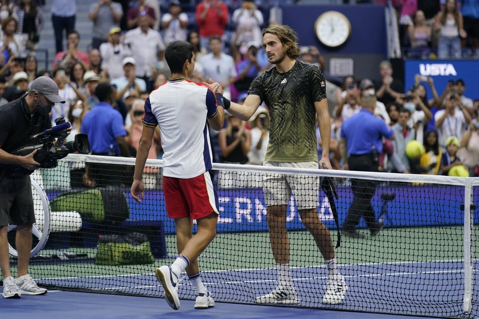 Ο Κάρλος Αλκαράθ με τον Στέφανο Τσιτσιπά / Φωτογραφία: AP Photo-Seth Wenig