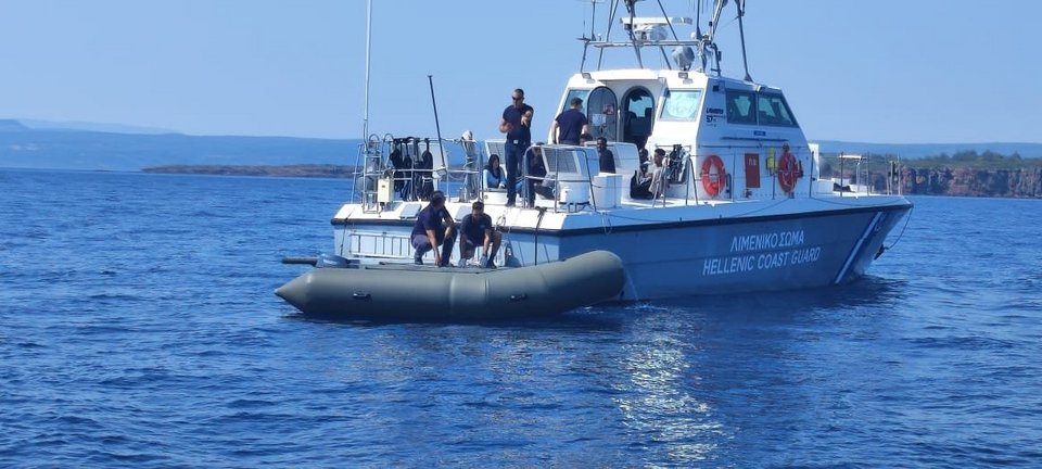 Διάσωση αλλοδαπών στη Μήθυμνα / Φωτογραφία: Λιμενικό