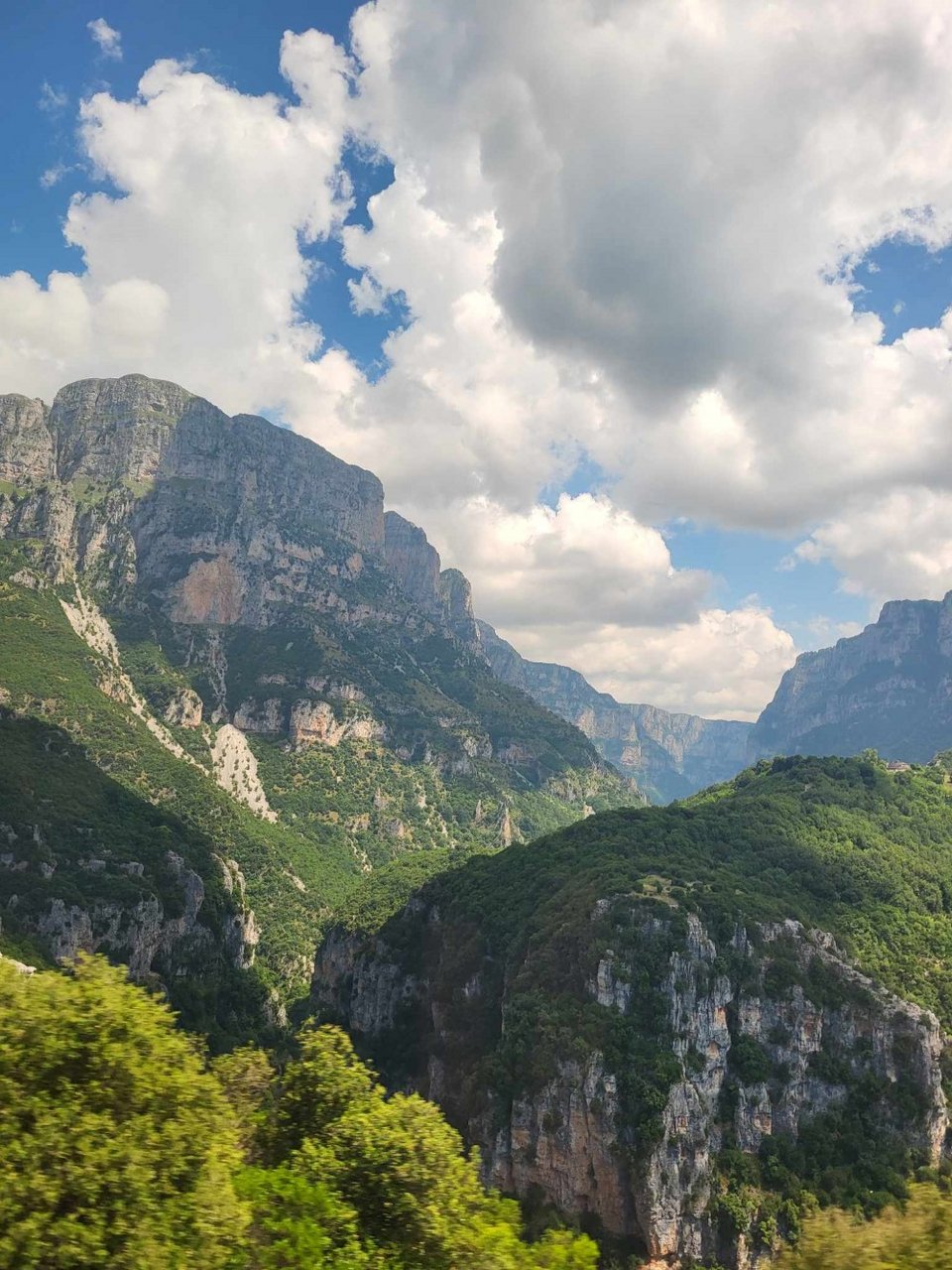 Η θέα του καταπράσινου βουνού κόβει την ανάσα / Φωτογραφία: Νίκος Μαρουλίδης