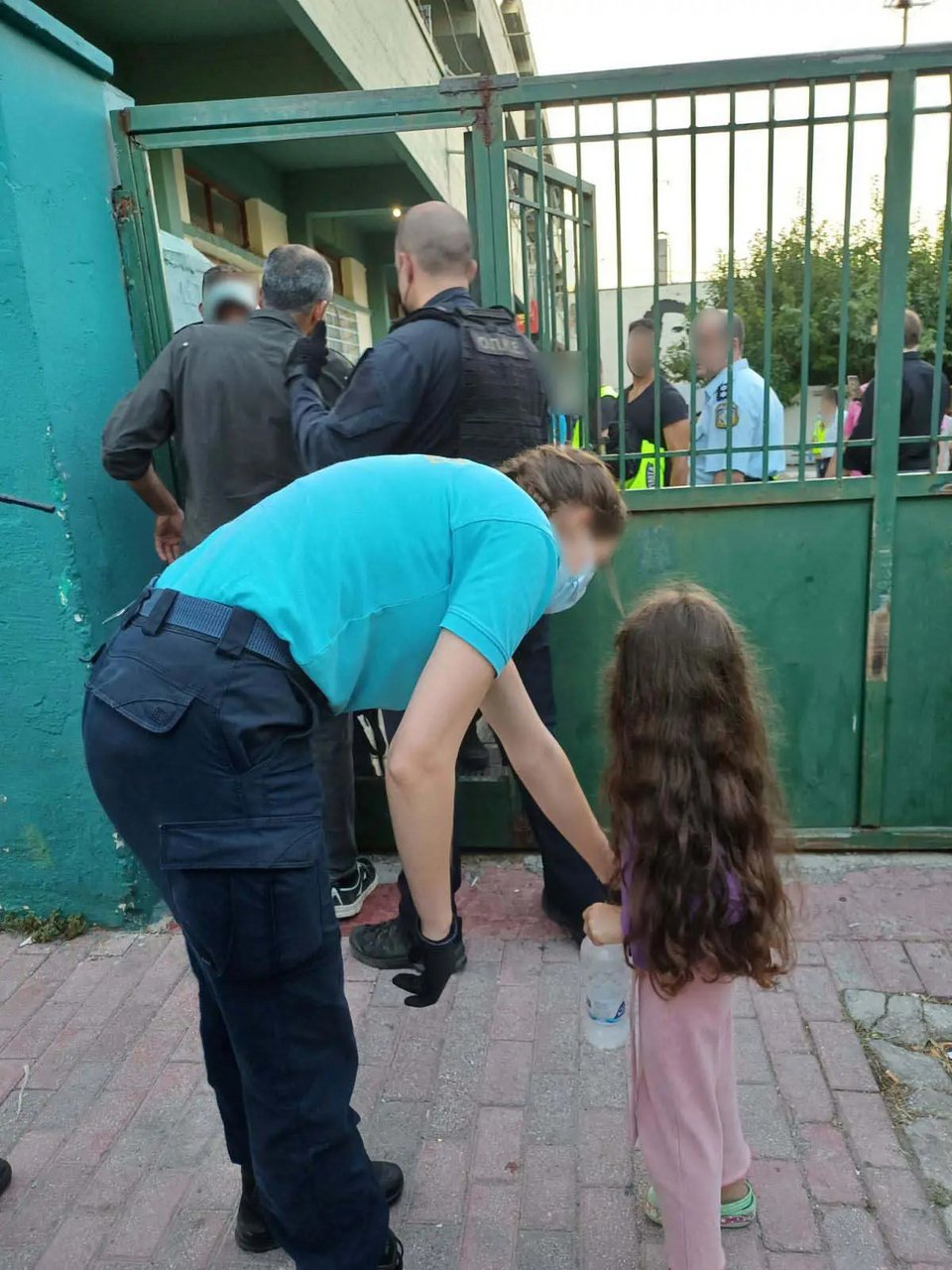 Εικόνες από την επιχείρηση εκκένωσης στο Λαύριο