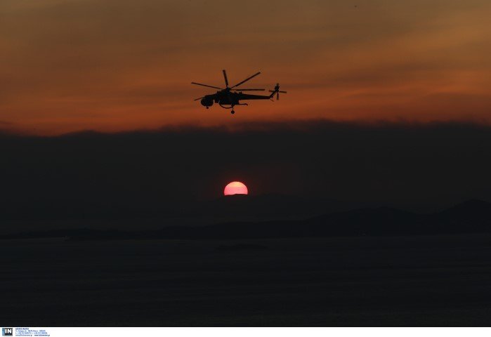 Πυροσβεστικό ελικόπτερο αποχωρεί από το μέτωπο της πυρκαγιάς με τη δύση του ηλίου / Φωτογραφία: Intimenews/ΛΙΑΚΟΣ ΓΙΑΝΝΗΣ