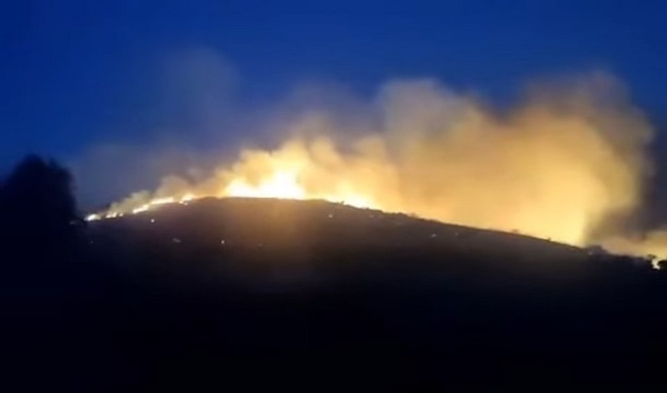 Φωτιά στο Αλιβέρι / Φωτογραφία: fotiatora.gr