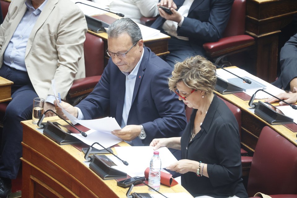 Σωκράτης Φάμελλος και Ολγα Γεροβασίλη στα έδρανα της Βουλής