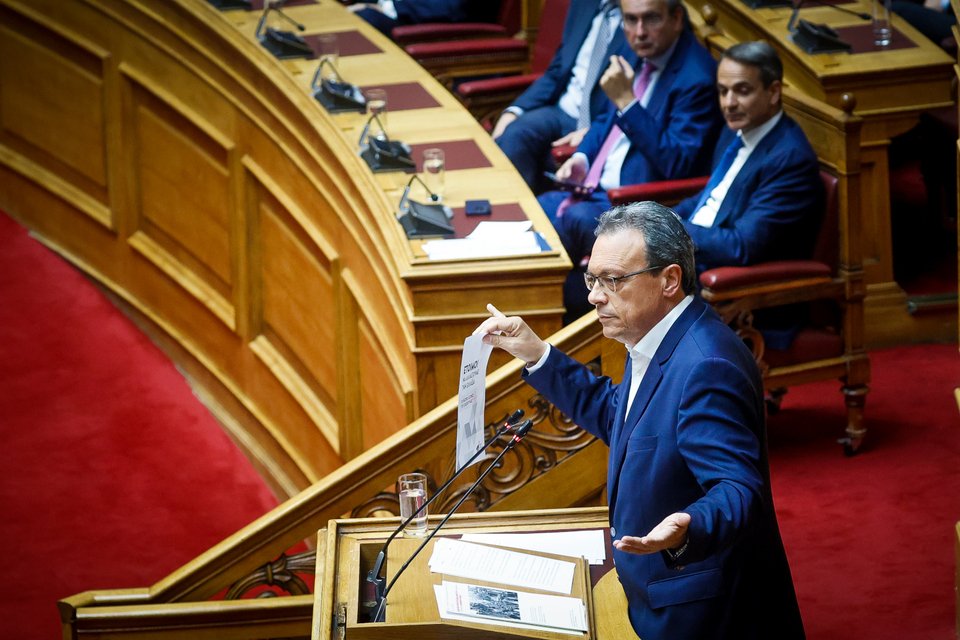 Ο Φάμελλος επιδεικνύει χαρτί για την υγεία στη Βουλή
