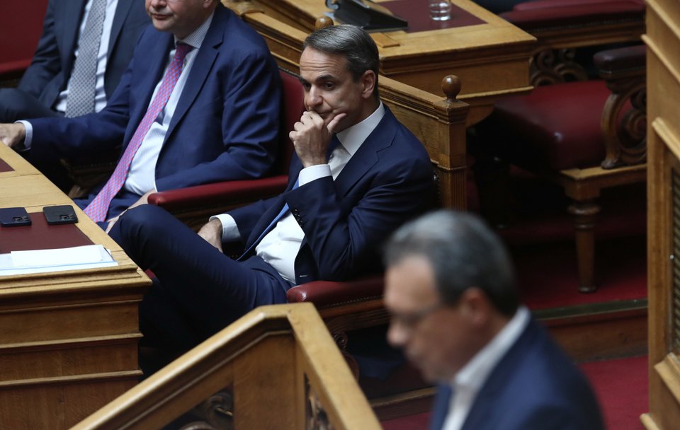 Ο Κυριάκος Μητσοτάκης ακούει με προσοχή τις προγραμματικές δηλώσεις Φάμελλου