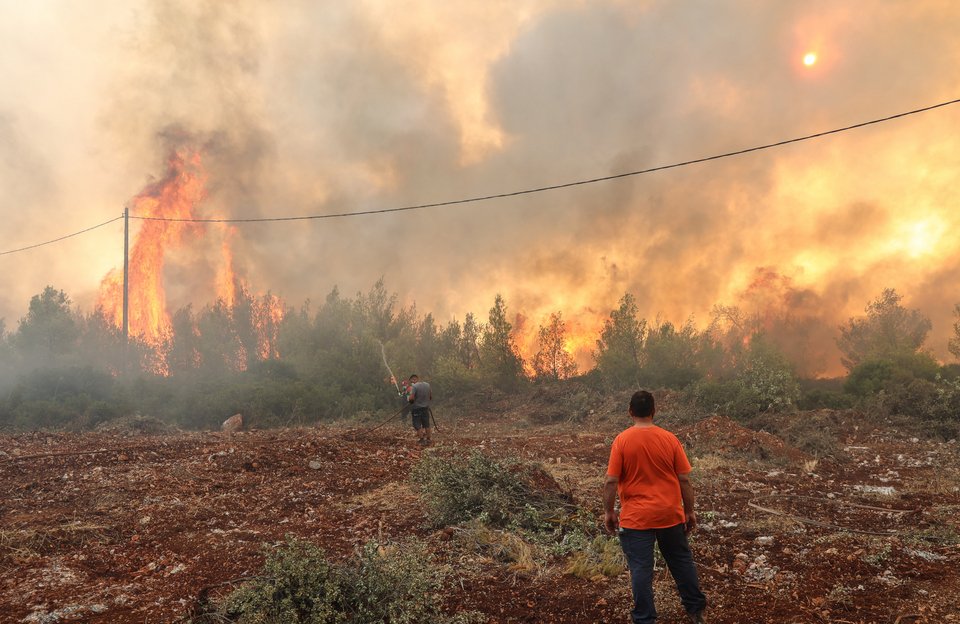 Εθελοντές πυροσβέστες στην Αγία Σωτήρα